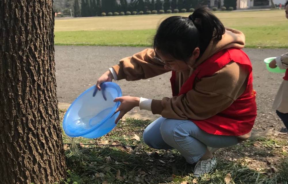 【志愿服务活动月】教科院青协开展植树节为树浇水活动